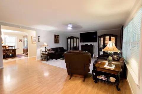 Living - 684 Townsend Rd, Wideman, AR 72585 photo 2 of 3