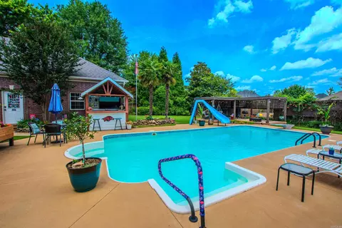 Exterior - 824 Sedgefield Dr, Bryant, AR 72022 photo 4 of 17