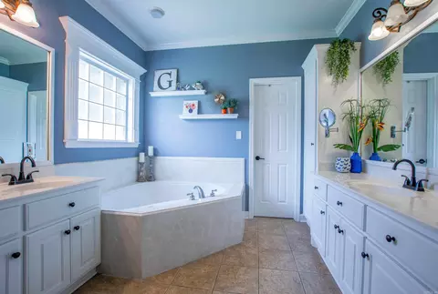 Bath - 824 Sedgefield Dr, Bryant, AR 72022 photo 4 of 4