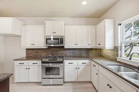 Kitchen - 3330 Nicklaus Dr, Conway, AR 72034 photo 5 of 5