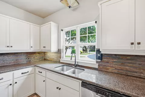 Kitchen - 3330 Nicklaus Dr, Conway, AR 72034 photo 3 of 5