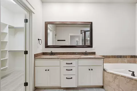 Bath - 3330 Nicklaus Dr, Conway, AR 72034 photo 2 of 5