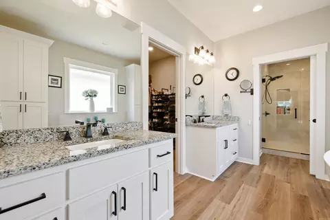 Bath - 2322 Bridgegate, Conway, AR 72034 photo 2 of 5