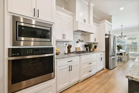 Kitchen - 2322 Bridgegate, Conway, AR 72034 photo 2 of 3