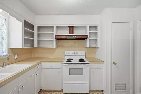 Kitchen - 2854 Lakeside Dr, Benton, AR 72019 photo 5 of 6