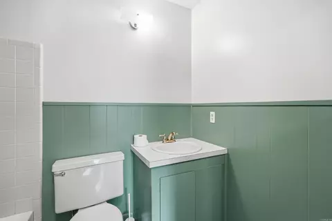 Bath - 2854 Lakeside Dr, Benton, AR 72019 photo 1 of 3