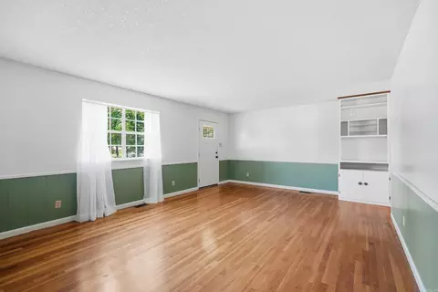 Living - 2854 Lakeside Dr, Benton, AR 72019 photo 3 of 7