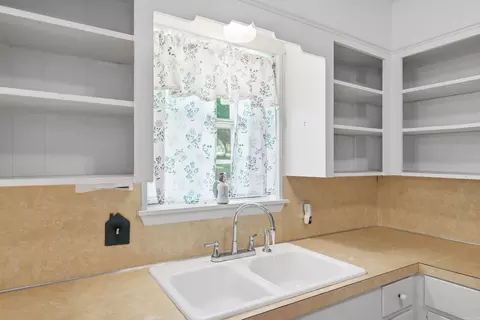 Kitchen - 2854 Lakeside Dr, Benton, AR 72019 photo 4 of 6