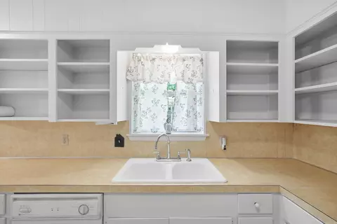 Kitchen - 2854 Lakeside Dr, Benton, AR 72019 photo 3 of 6