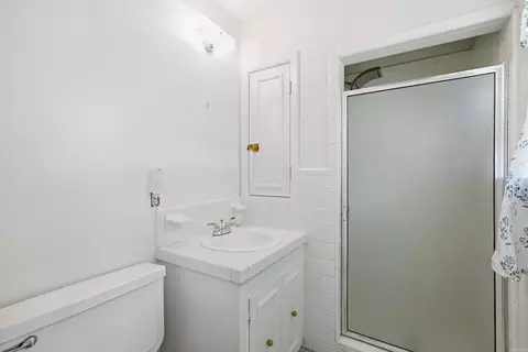 Bath - 2854 Lakeside Dr, Benton, AR 72019 photo 3 of 3