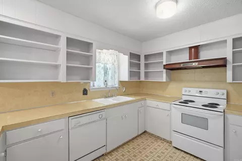 Kitchen - 2854 Lakeside Dr, Benton, AR 72019 photo 6 of 6