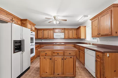 Kitchen - 4878 Hwy 16 E, Clinton, AR 72031 photo 5 of 6