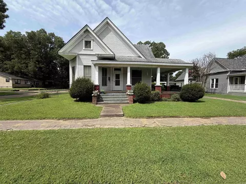 422 S 7th St, Van Buren, AR 72956