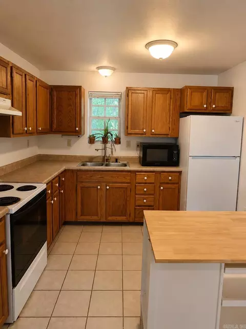 Kitchen - 71 Foothill Dr, Conway, AR 72032 photo 1 of 2
