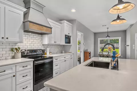 Kitchen - 4181 Hampton Dr, Benton, AR 72019 photo 3 of 4