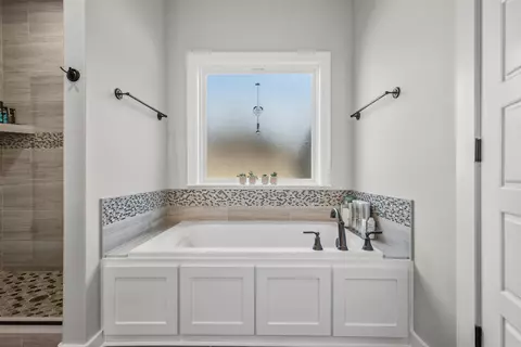 Bath - 4181 Hampton Dr, Benton, AR 72019 photo 5 of 7