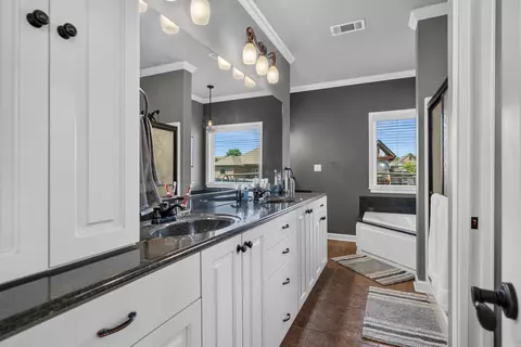 Bath - 2810 Silverton Dr, Benton, AR 72019 photo 2 of 3