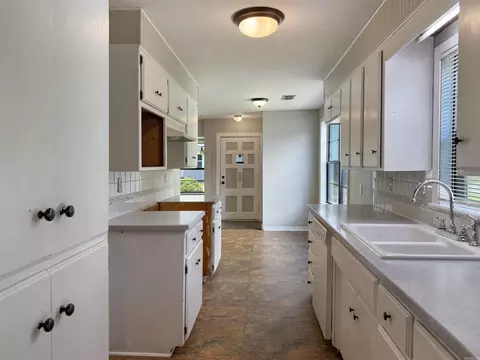 Entry Way - 1019 Clardy St, Malvern, AR 72104 photo 1 of 1