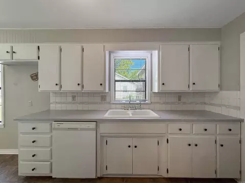 Kitchen - 1019 Clardy St, Malvern, AR 72104 photo 2 of 2