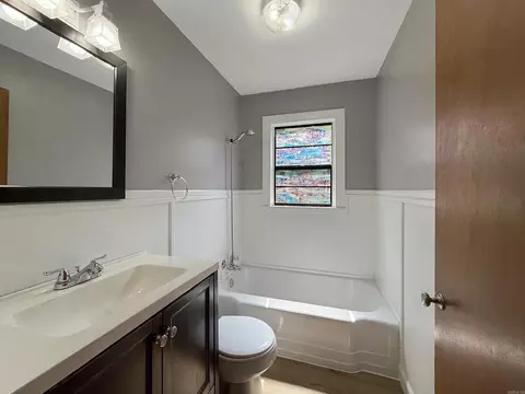 Bath - 1019 Clardy St, Malvern, AR 72104 photo 1 of 3