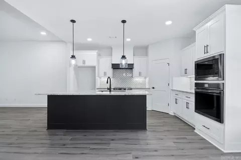 Kitchen - 1112 Duke Dr, Bauxite, AR 72011 photo 2 of 4