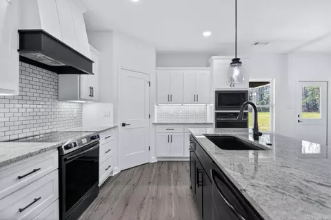 Kitchen - 1112 Duke Dr, Bauxite, AR 72011 photo 3 of 4