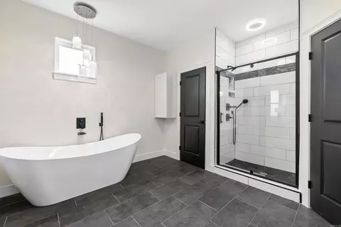 Bath - 8937 Wingate Dr, Benton, AR 72019 photo 1 of 7