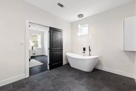 Bath - 8937 Wingate Dr, Benton, AR 72019 photo 2 of 7