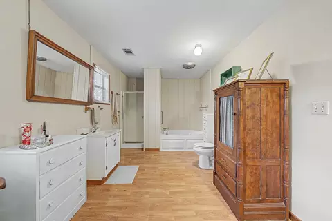 Bath - 127 Rusk Ln, De Queen, AR 71832 photo 1 of 2
