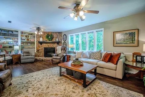 Living - 1620 Brookview, Benton, AR 72015 photo 3 of 4