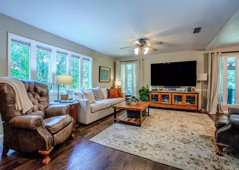 Living - 1620 Brookview, Benton, AR 72015 photo 2 of 4