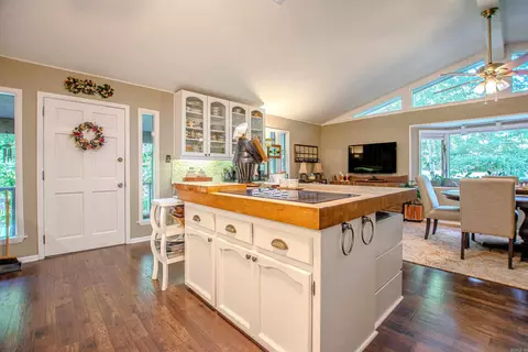 Kitchen - 1620 Brookview, Benton, AR 72015 photo 4 of 5