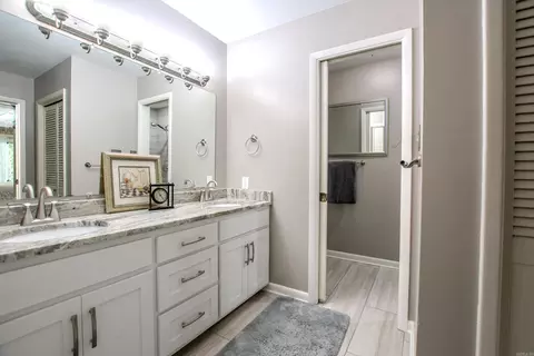 Bath - 1620 Brookview, Benton, AR 72015 photo 2 of 5