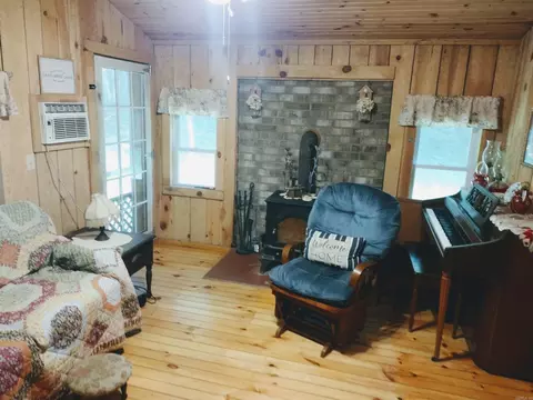 Living - 531 Flat Rock Rd, Mountain View, AR 72560 photo 2 of 3