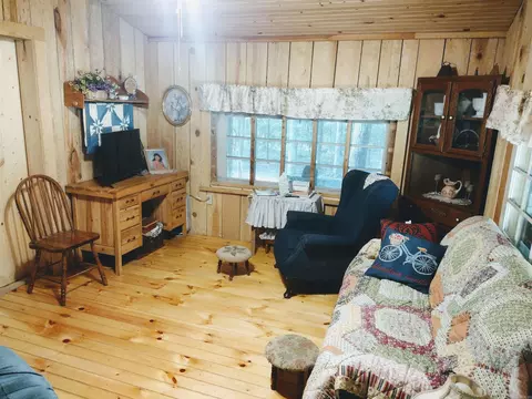 Living - 531 Flat Rock Rd, Mountain View, AR 72560 photo 1 of 3