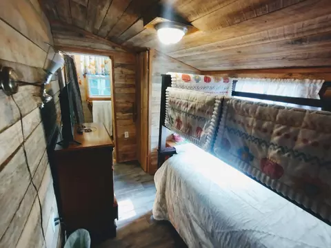 Bedroom - 531 Flat Rock Rd, Mountain View, AR 72560 photo 2 of 5