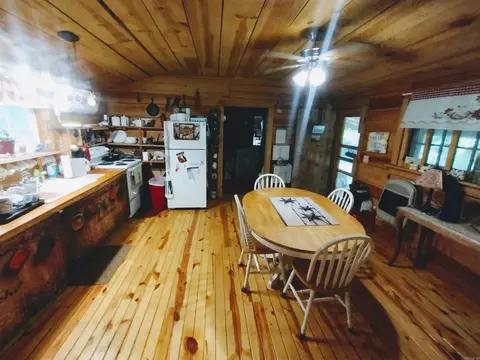 Dining - 531 Flat Rock Rd, Mountain View, AR 72560 photo 1 of 2