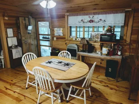 Dining - 531 Flat Rock Rd, Mountain View, AR 72560 photo 2 of 2