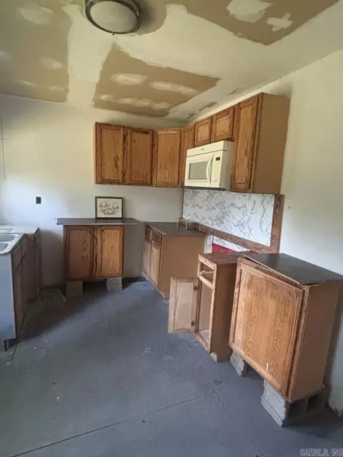 Kitchen - 107 S South Cir, Plainview, AR 72857 photo 2 of 3