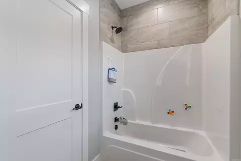 Bath - 1715 Lainey Dr, Conway, AR 72034 photo 8 of 8