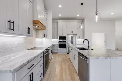 Kitchen - 1165 Duke Dr, Bauxite, AR 72011 photo 2 of 3