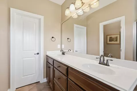 Bath - 28 Oak Tree Cir, Conway, AR 72032 photo 2 of 4