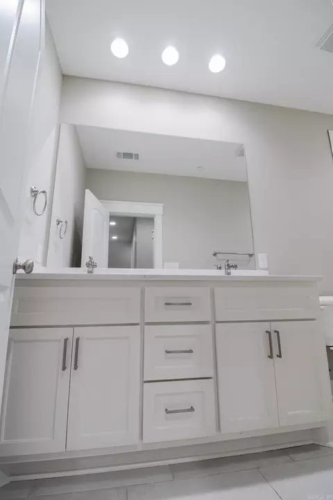 Bath - 1050 Edinburgh Dr, Conway, AR 72034 photo 4 of 4
