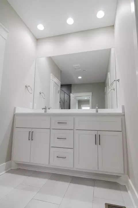 Bath - 1050 Edinburgh Dr, Conway, AR 72034 photo 2 of 4