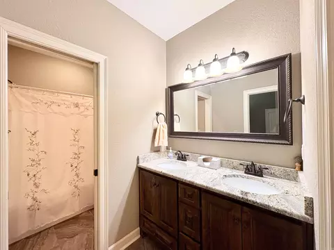 Bath - 2307 Valley Dr, Searcy, AR 72143 photo 4 of 6