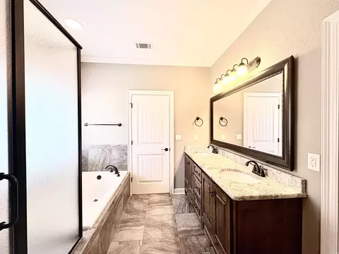 Bath - 2307 Valley Dr, Searcy, AR 72143 photo 2 of 6
