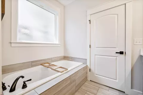Bath - 7205 Havenwood Dr, Benton, AR 72019 photo 2 of 5