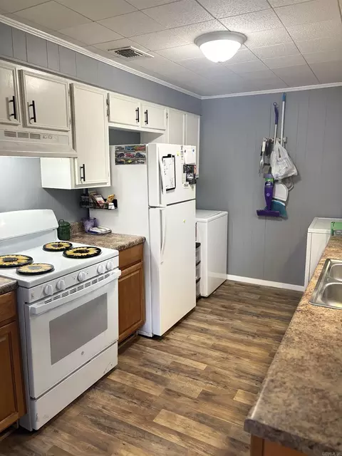 504 S Pine St, Hope, AR 71801 photo 4