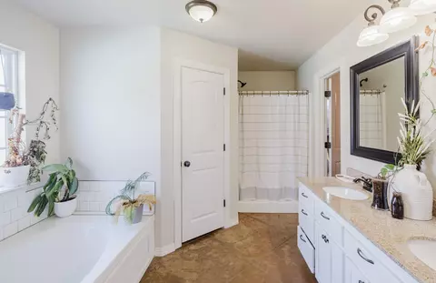 Bath - 426 Quantz, Benton, AR 72015 photo 2 of 5