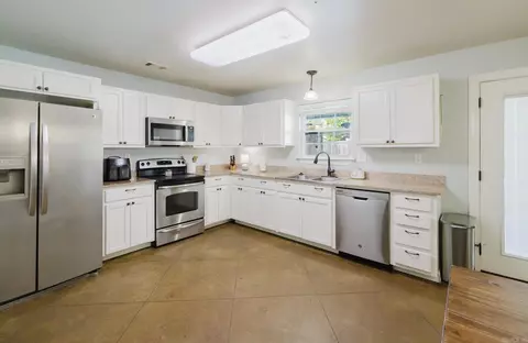 Kitchen - 426 Quantz, Benton, AR 72015 photo 2 of 4